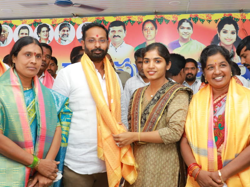 కాంగ్రెస్ పార్టీ పట్టణ అధ్యక్షుడు ముద్దసాని సురేష్ ను సన్మానించిన ఎమ్మెల్యే యశస్విని రెడ్డి.